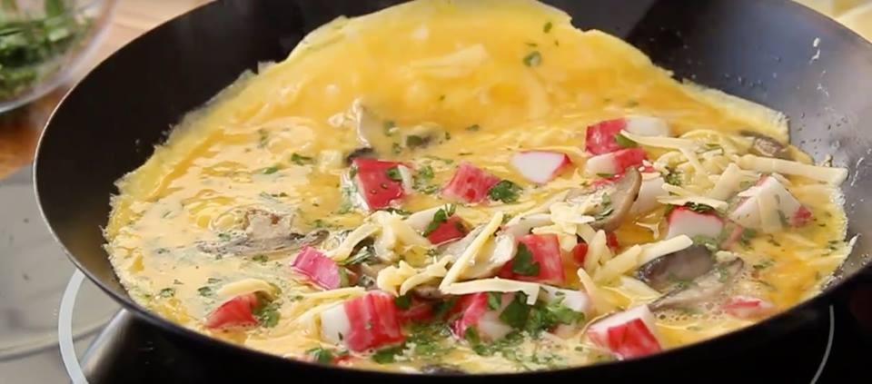 foto de Omelette de Kani Kama Santa Elena con champignones dorados y queso